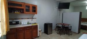 伊基托斯Mini Departamento Iquitos 1243的一间带桌子和冰箱的小厨房