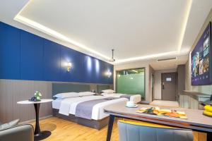 太原素柏云酒店（晋阳街店）的酒店客房设有一张大床和一张桌子。