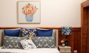 亚历山德拉Summerlands - Country Luxe的一间卧室配有带枕头和花瓶的床