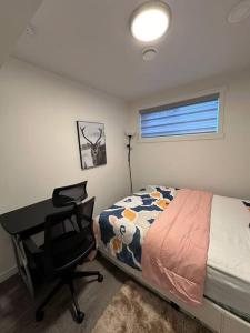 埃德蒙顿Brand new 1 Bedroom Basement Suite. Wi-Fi,Netflix的一间卧室配有一张床、一张书桌和一张书桌