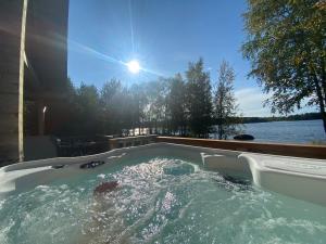 讷利莫奈里姆度假屋的背面设有太阳按摩浴缸