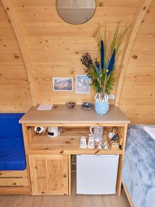 温讷鲁普Boathouses - Overnat på vandet ved Limfjorden的小木屋内的木制客房 - 带书桌