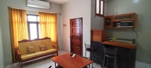 伊基托斯Mini Departamento Iquitos 1245-01的客厅配有沙发和桌子
