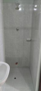 伊基托斯Mini Departamento Iquitos 1245-01的带淋浴和盥洗盆的浴室