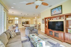 Merritt IslandRanch-Style Florida Retreat with Pool and Lanai的带沙发和平面电视的客厅