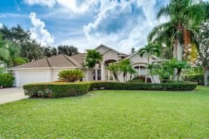 Merritt IslandRanch-Style Florida Retreat with Pool and Lanai的庭院前有棕榈树的房子