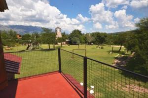 诺诺Viejo Molino的阳台享有公园美景,设有游乐场