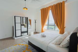 哥打巴鲁AAIRA Troika Residence,Kota Bharu的一间卧室设有一张床和一个大窗户