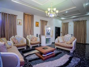 莱基Luxury 4 bedroom duplex的客厅配有3张沙发和1张桌子