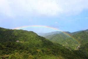 Shiding森活藝術文旅的青山上空的彩虹