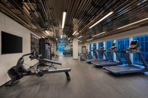 上海上海金普顿前滩酒店的连排有几台跑步机的健身房