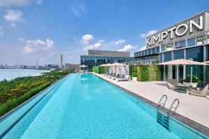 上海上海金普顿前滩酒店的屋顶上的游泳池