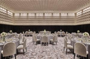 上海上海金普顿前滩酒店的一个带桌椅的大型宴会厅