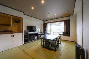 宫岛聚景庄酒店的厨房以及带桌椅的用餐室。