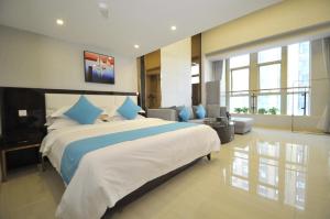 广州WAIFIDEN Duplex Hotel Apartment Zhongyong Jinyu Branch的大卧室配有一张带蓝色枕头的大床