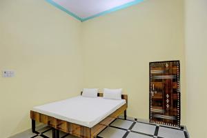 JhājharOYO J.M.D Restaurant &rooms的卧室配有一张床