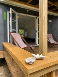 阿洛菲David's Fale, Alofi, Niue的门廊上配有一张木桌和两把椅子
