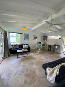 阿洛菲David's Fale, Alofi, Niue的客厅配有沙发和桌子