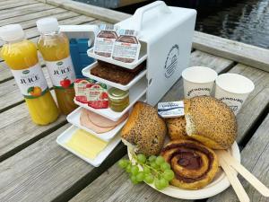 温讷鲁普Boathouses - Overnat på vandet ved Limfjorden的盒饭,带三明治和桌子上的饮料