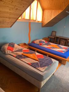采格莱德Arany Apartman的带窗户的客房内设有两张单人床。