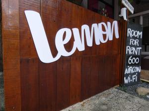 象岛Lemon Guesthouse的木栅栏上的餐馆标志