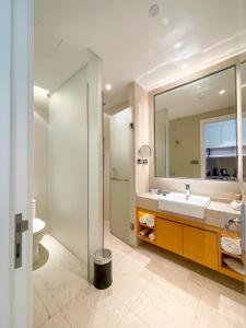 深圳深圳南山G公寓的一间带水槽和镜子的浴室