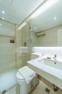 巴科洛德Sugarland Hotel的浴室配有白色卫生间和盥洗盆。