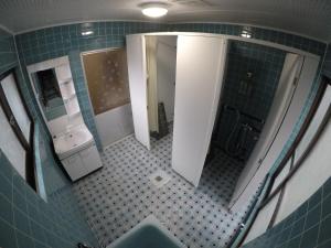 宫古岛宮古島ゲストハウス cocoikoi的一间带水槽、卫生间和镜子的浴室