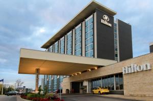 米西索加多伦多机场希尔顿酒店的一间拥有黄色停车位的希尔顿酒店