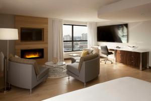 米西索加多伦多机场希尔顿酒店的一间卧室设有带壁炉的客厅。