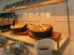 台南星鑽國際商旅 編號315的两碗食物坐在切板上