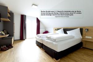 维林根K1 Hotel Willingen的卧室配有一张白色大床