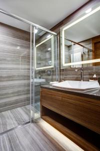 萨姆松萨姆松喜来登大酒店的带浴缸、水槽和镜子的浴室