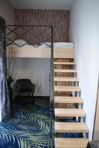 锡比乌ART Hotel的客房内的双层床,设有楼梯