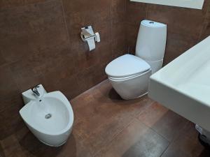 马略卡岛帕尔马Home & Away的浴室配有白色卫生间和盥洗盆。