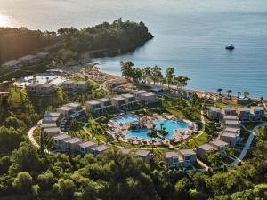 科孚镇Ikos Odisia的享有带游泳池的度假村的空中景致