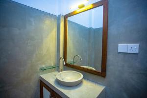 哈巴拉杜瓦Kusumvillahabarduwa的一间带水槽和镜子的浴室