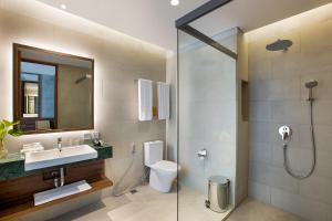 日惹普拉维塔玛格林霍斯特精品酒店的浴室配有卫生间、盥洗盆和淋浴。