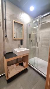 索非亚Art Hotel 158的一间带水槽和淋浴的浴室