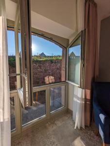 比丁根Hotel Fürstenhof的客房设有享有美景的大窗户。