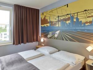 萨尔布吕肯萨尔布吕肯霍夫住宿加早餐酒店的卧室配有一张壁挂式海报的床