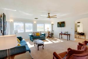 科尔特斯Cortez Retreat with Office and Stunning Mtn Views的带沙发和吊扇的客厅