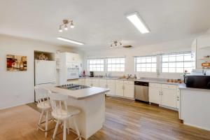 科尔特斯Cortez Retreat with Office and Stunning Mtn Views的一间大厨房,配有白色橱柜和白色家电