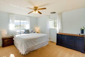 科尔特斯Cortez Retreat with Office and Stunning Mtn Views的一间卧室配有一张床和吊扇