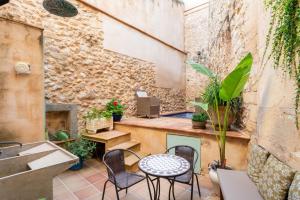 波连斯萨Casa Romana的庭院配有桌椅和水槽。