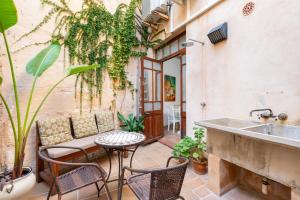 波连斯萨Casa Romana的庭院配有桌椅和水槽。