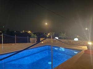 Sohoros Luxury Suites内部或周边的泳池