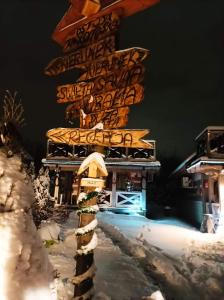波德古任Ostoja Karkonoska的建筑物前雪中的标志