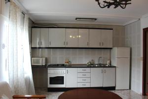 卡索拉Casa La Azotea de Cazorla的厨房配有白色橱柜和白色冰箱。