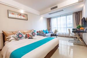 广州WAIFIDEN service Apartment Min Jian Fianance Branch的一间带大床的卧室和一间客厅